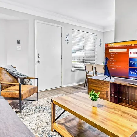 Embrace Austins Vibrant Heart Elegant 1Br Haven Apartment